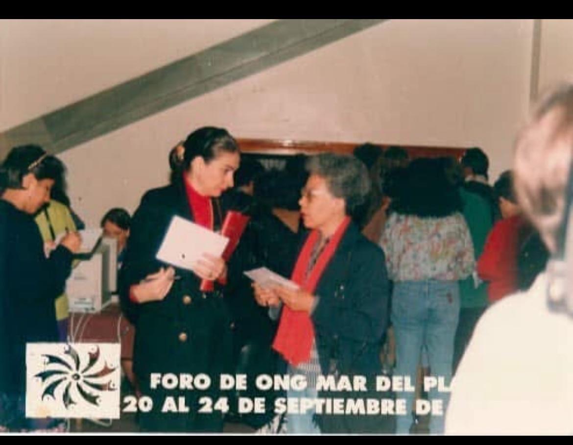 Al centro, a la izquierda, Moni Pizani Orsini en la Sexta Conferencia Regional sobre la Mujer de América Latina y el Caribe, celebrada en Mar del Plata, Argentina, en 1994