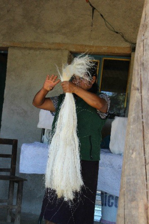 Preparando y cortando el ixtle para crear mecapales en la comunidad del Yahuio, sierra norte de Oaxaca. Foto: ONU Mujeres/Diana Romero