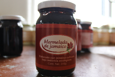 Mermelada de jamaica, uno de los productos de “Flores y semillas. Productoras del Tomatal Ecológicas” de la comunidad de Santa María Colotepec Pochutla, Oaxaca.  Foto: ONU Mujeres/Rodrigo Pérez 