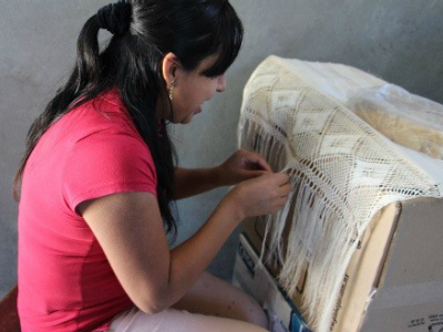 Integrante de la organización el Rebozo Arte y Encanto teje un rebozo con la materia prima que obtiene con la crianza del gusano de seda en la comunidad de San Pedro Cajonos, Oaxaca. Foto: ONU Mujeres/Diana Romero