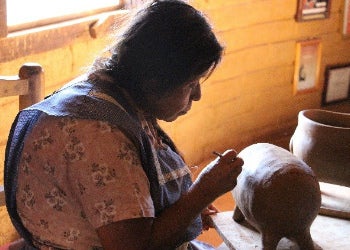 Creación de un elefante de barro para un evento a solicitud especial de un cliente. La casa de barro se distingue por sus creaciones originales y creativas. Foto: ONU Mujeres/Diana Romero 