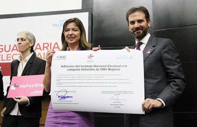 Lorenzo Córdova Consejero Presidente del INE y Ana Güezmes Representante de ONU Mujeres México en la adhesión del INE a la Campaña HeForShe (Foto: ONU Mujeres/ Diana Romero)